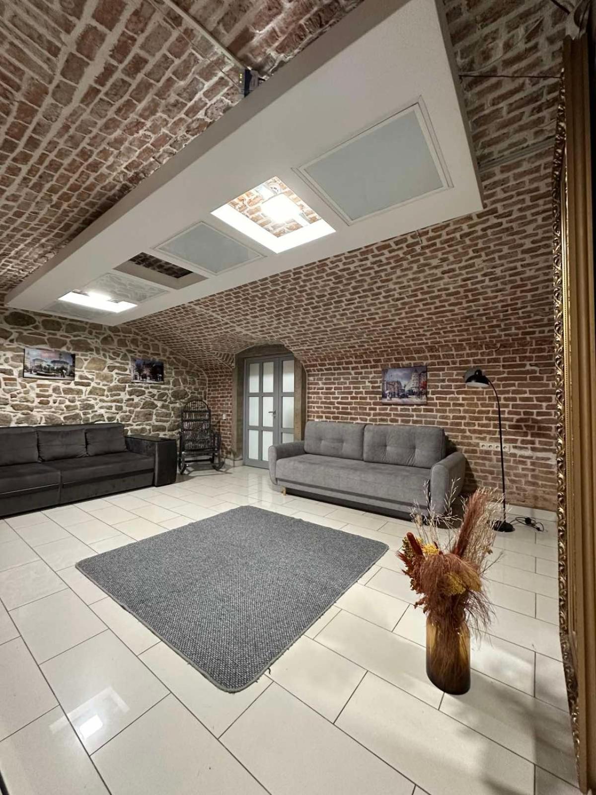 Appartement 2Х Кім-Й Loft На Площі Філармонії By Willox à TTchernivtsi Extérieur photo